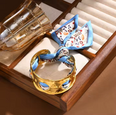 "Éclat Bohème – La Manchette Soie & Or"