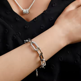 "Chaîne d’Éclat – Le Bracelet Cadena"