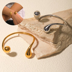 "Goutte d’Audace – Bracelet Twist Doré au Mouvement Libre"