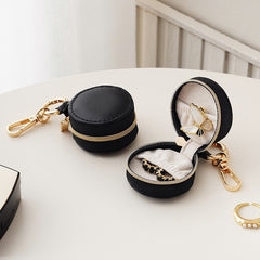 "Trésor de Poche – Mini Boîte à Bijoux pour Élégance Nomade"
