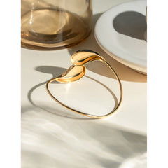 "Goutte d’Audace – Bracelet Twist Doré au Mouvement Libre"