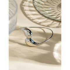 "Goutte d’Audace – Bracelet Twist Doré au Mouvement Libre"
