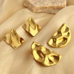 "Lumière Sculptée – Boucles d'Oreilles Concave-Convexe en Or 18K"