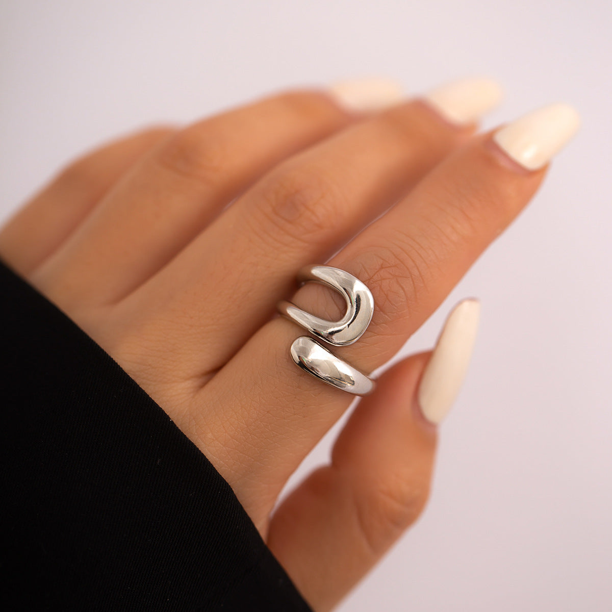 "L’Intemporelle – Bague Rétro Creuse au Charme Audacieux"