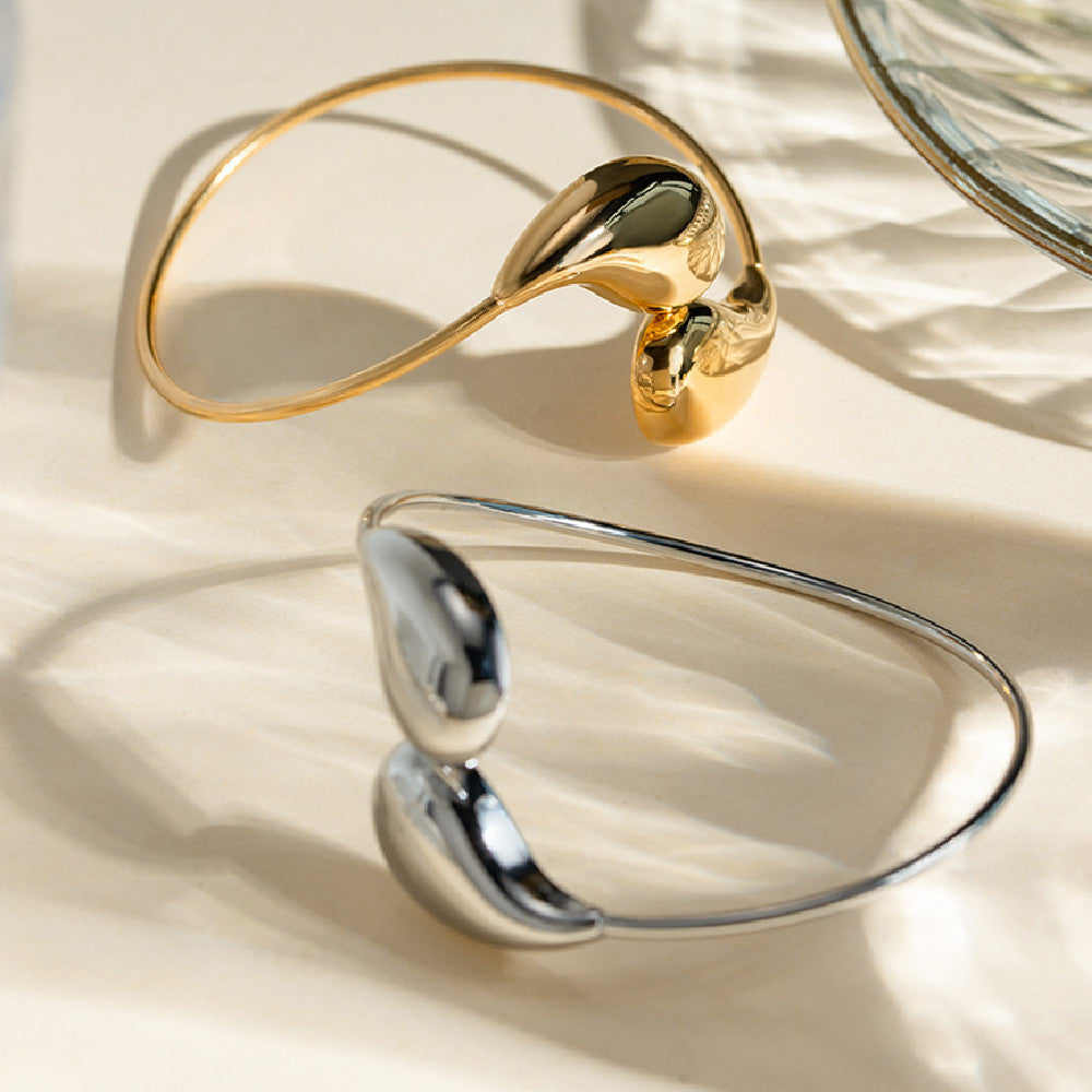 "Goutte d’Audace – Bracelet Twist Doré au Mouvement Libre"