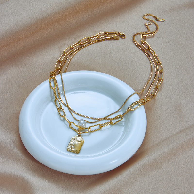 "Visage & Perle – Collier Choker Superposé à Portrait Artistique"
