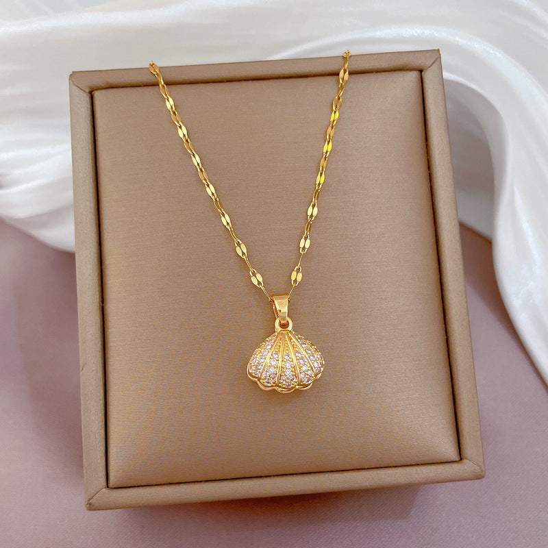 "Éclat Naturel – Collier Perle de Coquillage & Zircon Étincelant en Titane"