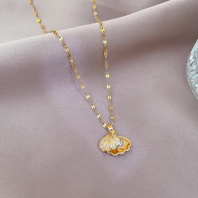 "Éclat Naturel – Collier Perle de Coquillage & Zircon Étincelant en Titane"
