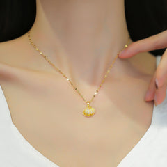 "Éclat Naturel – Collier Perle de Coquillage & Zircon Étincelant en Titane"