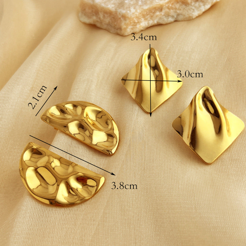 "Lumière Sculptée – Boucles d'Oreilles Concave-Convexe en Or 18K"