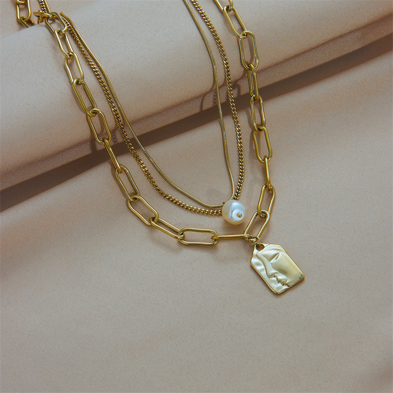 "Visage & Perle – Collier Choker Superposé à Portrait Artistique"