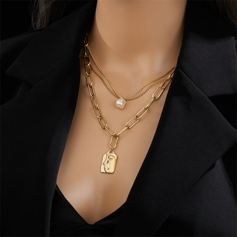 "Visage & Perle – Collier Choker Superposé à Portrait Artistique"