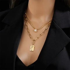 "Visage & Perle – Collier Choker Superposé à Portrait Artistique"