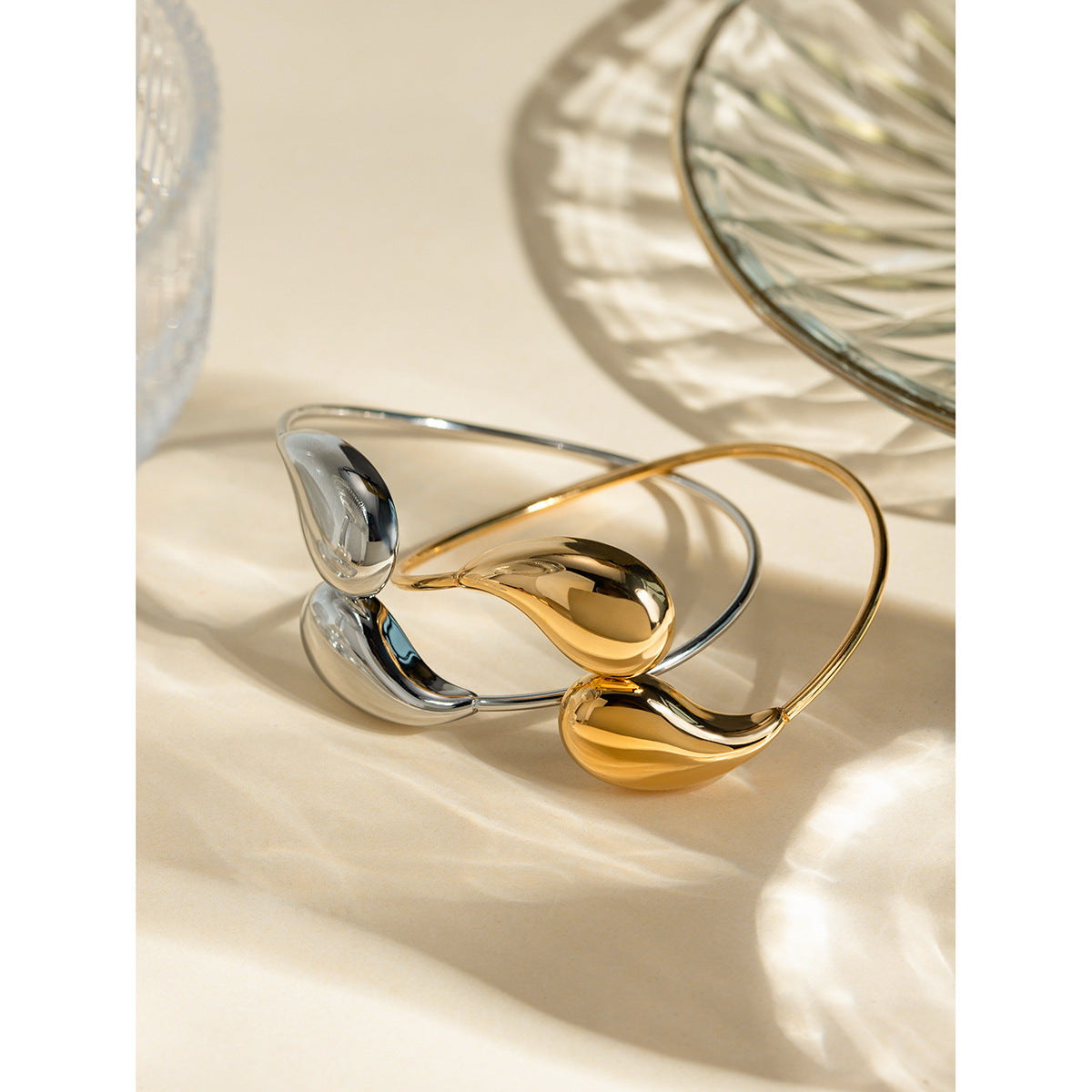 "Goutte d’Audace – Bracelet Twist Doré au Mouvement Libre"